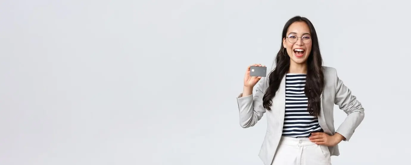 Бизнес, финансы и занятость; предпринимательство и концепция денег; смеющаяся, жизнерадостная и общительная женщина.