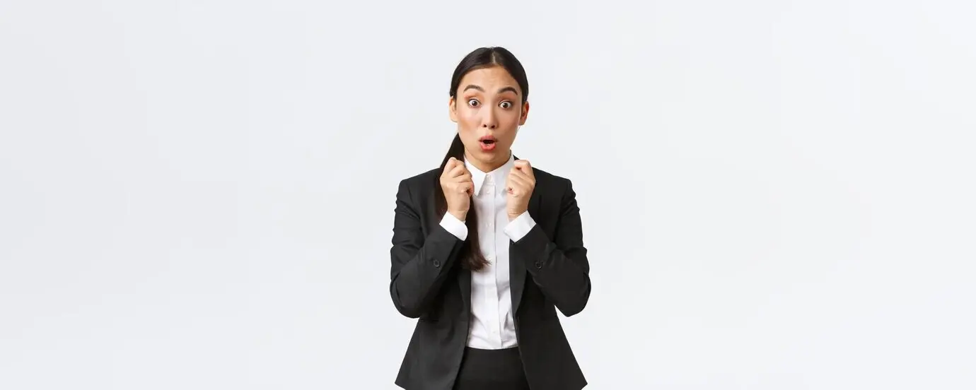 Впечатлённая и воодушевлённая женщина-риэлтор, услышав потрясающие новости, расширяет глаза и в изумлении говорит «вау», выглядит удивлённой и поражённой, стоит в костюме на белом фоне.